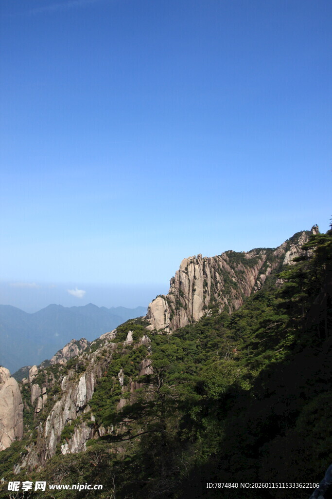 峻峭山峰与蓝天美景