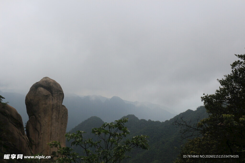 云雾中的奇特山石景观