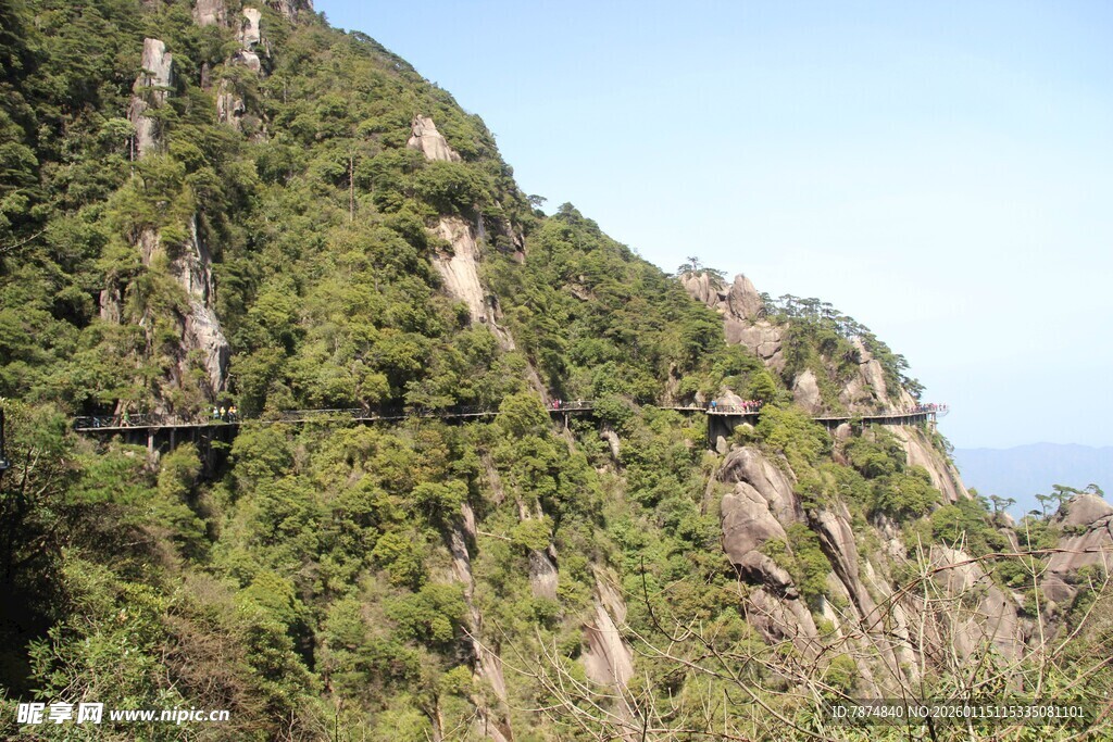 青山葱郁的秀丽山景