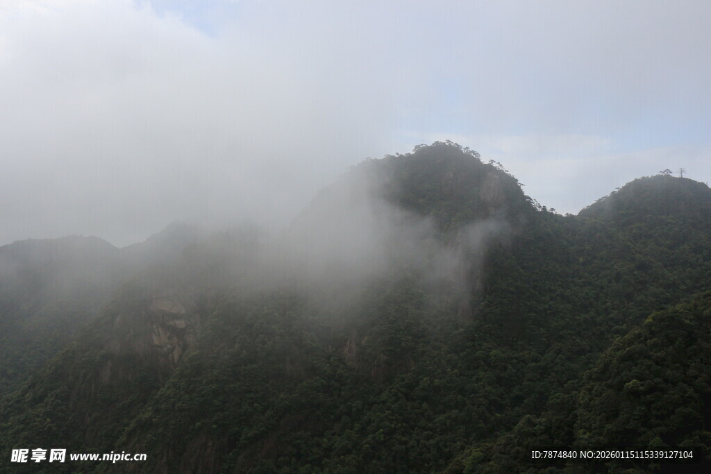 云雾缭绕的山峦美景