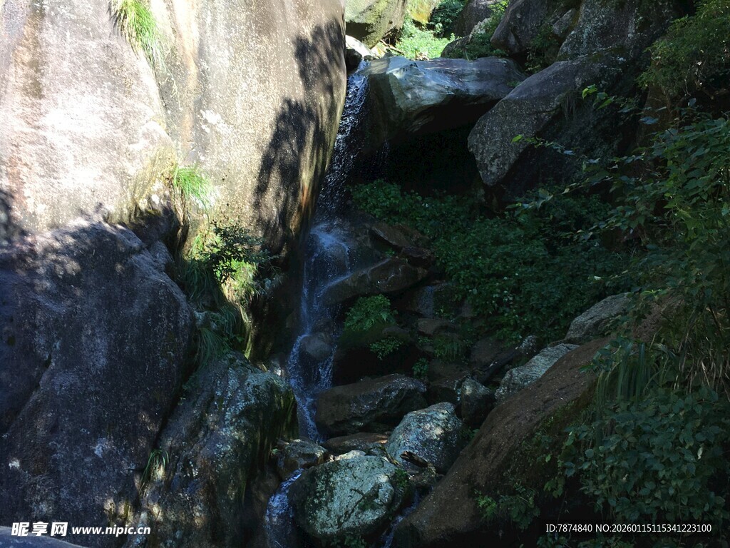 山间溪流潺潺的自然景致