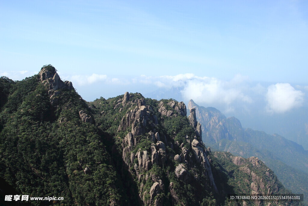 巍峨山峦云雾缭绕之景