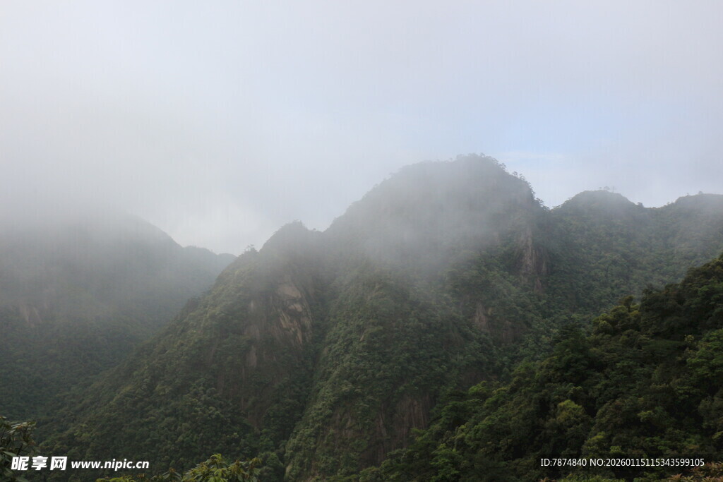 云雾缭绕的青翠山峦