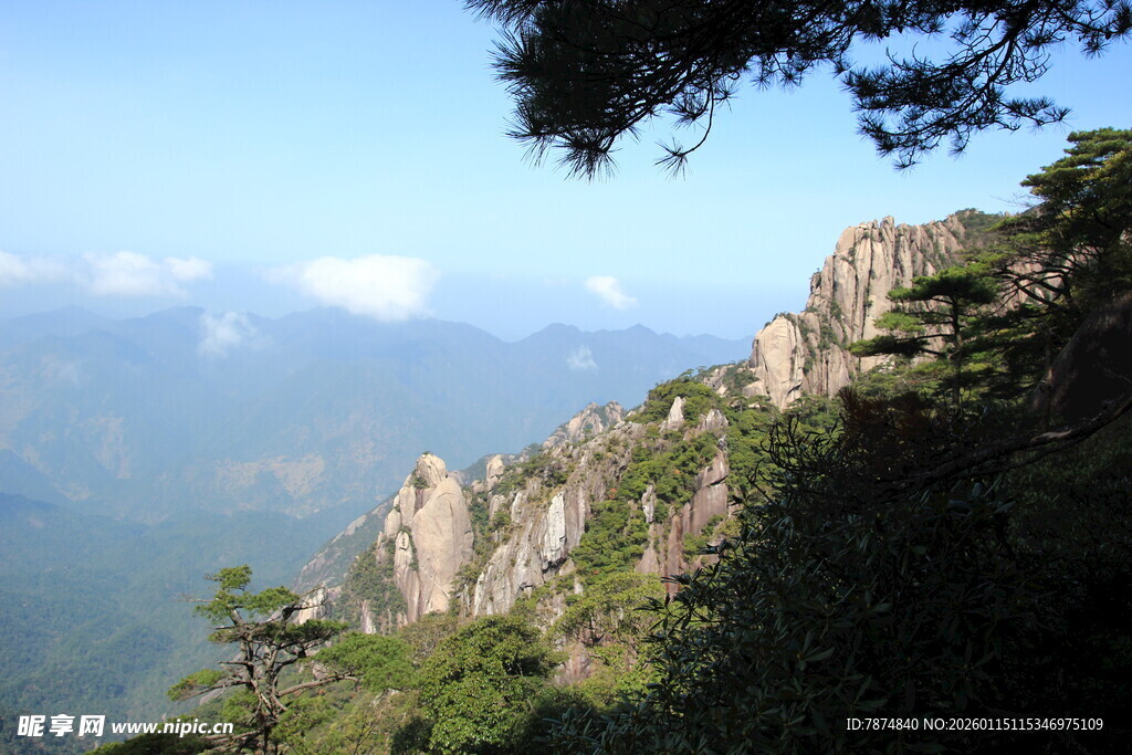 峻峭山峰与葱郁植被景观