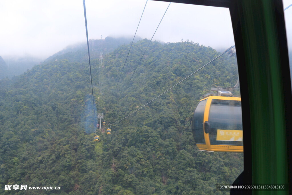 缆车穿梭于青山云雾间