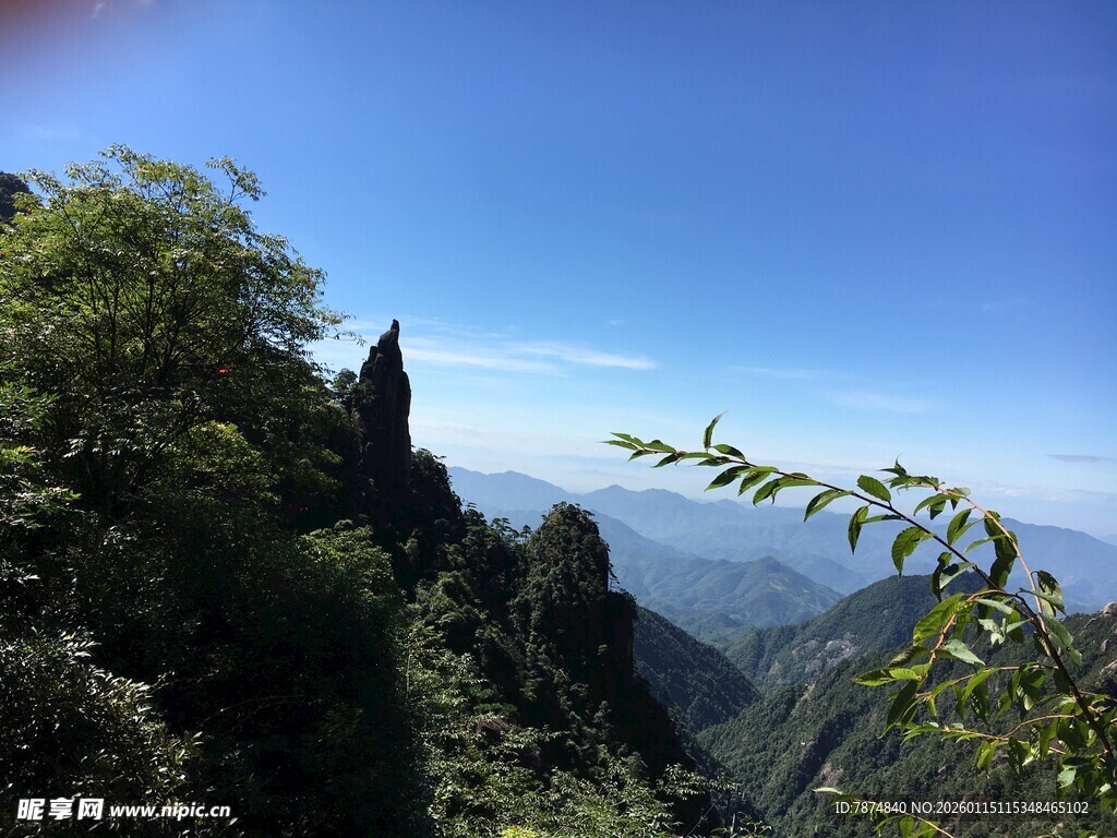 峻岭青山间的秀丽风光