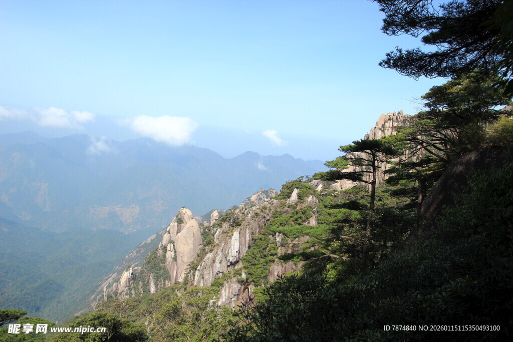峻峭山峰与远处云海景观
