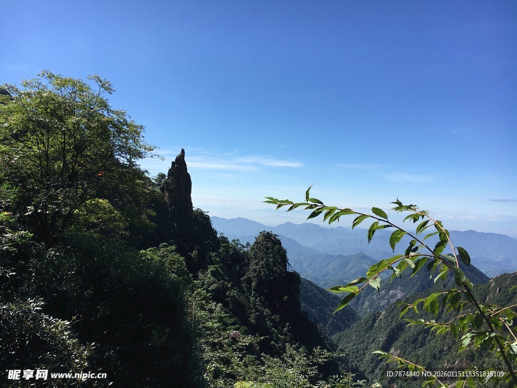 峻岭青山间的秀丽风光
