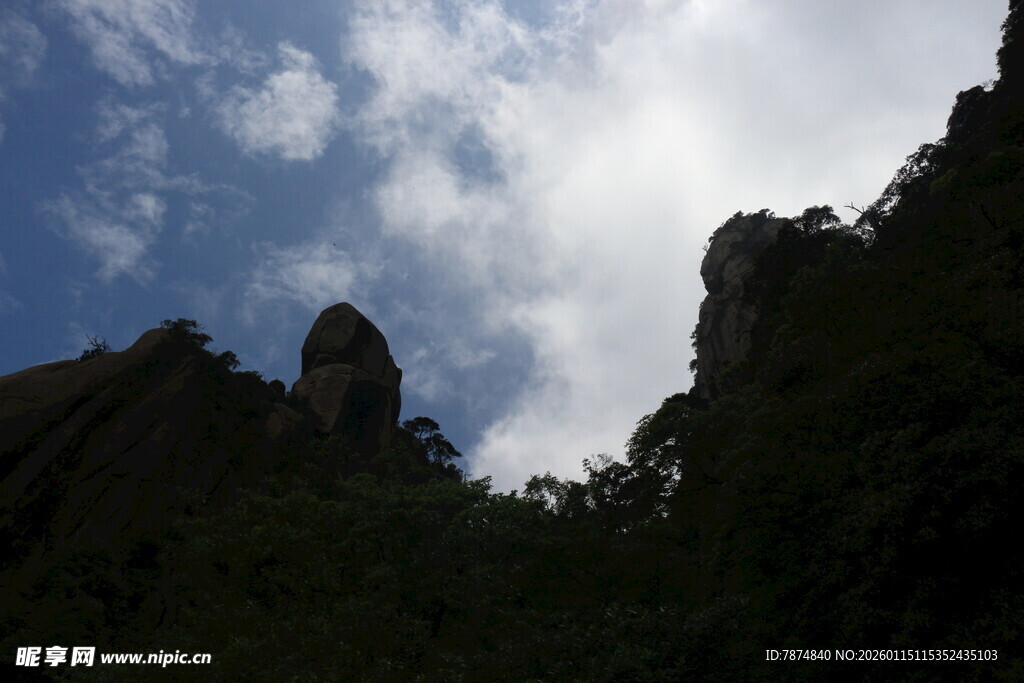 山峦与蓝天交织的景致