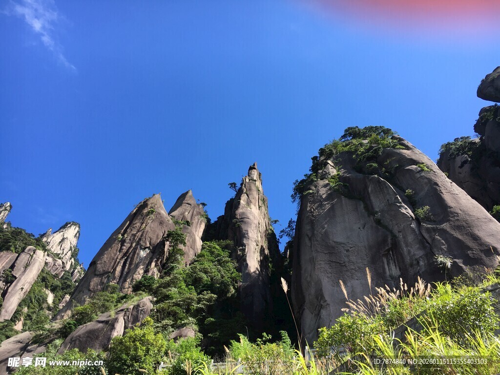 奇峰耸立的壮美山景