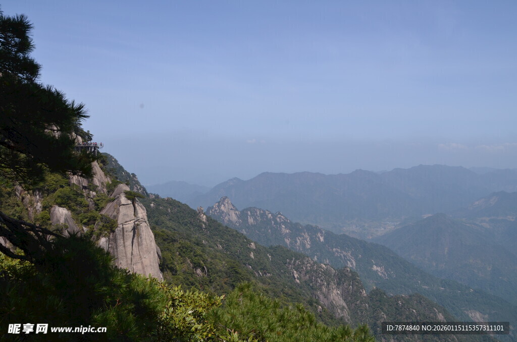 壮丽山景 绿意盎然的峰峦