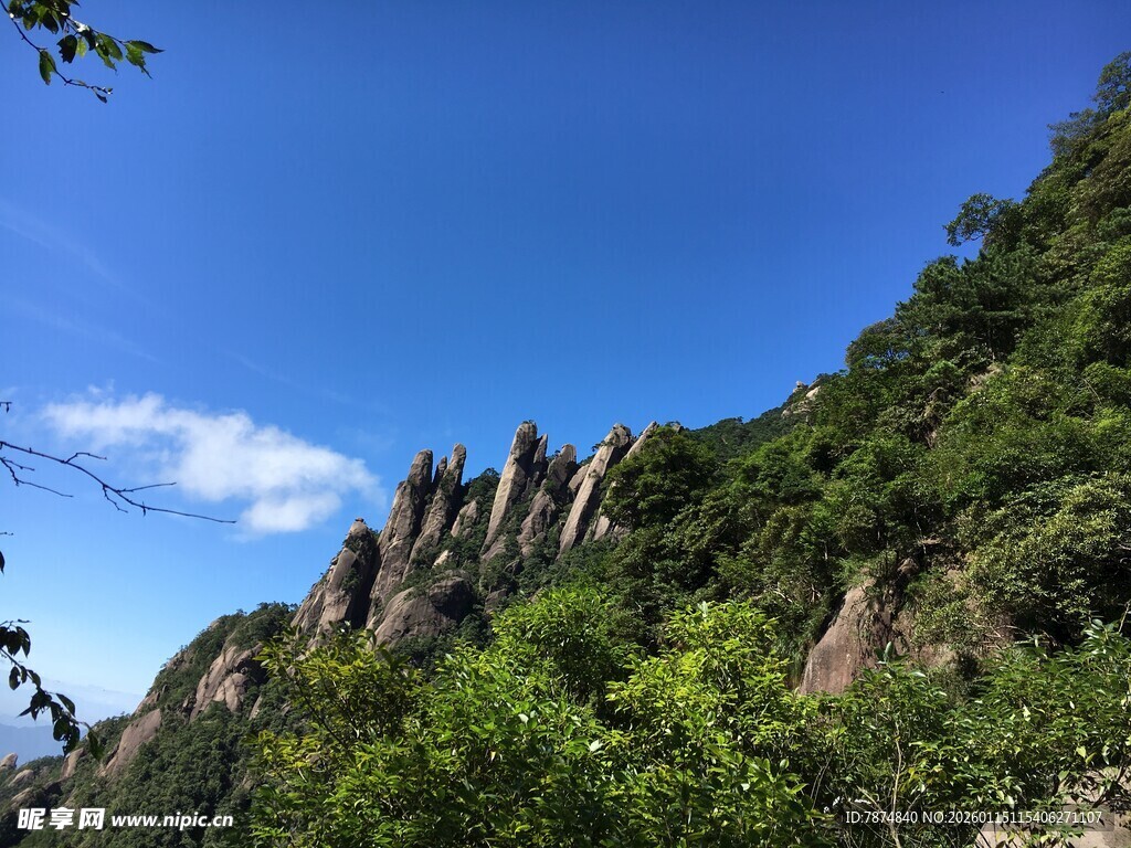 峻峭山峦绿意浓