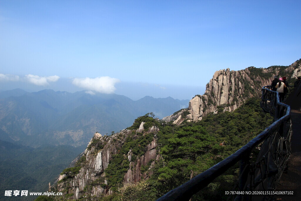 峻岭栈道 览壮丽山景