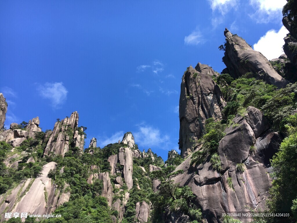 壮丽奇峰 蓝天映衬美景