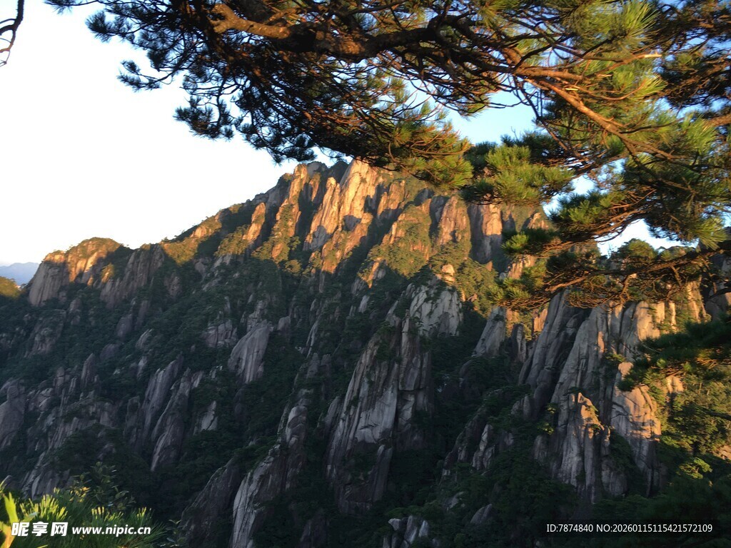夕阳下的壮丽山峰景观