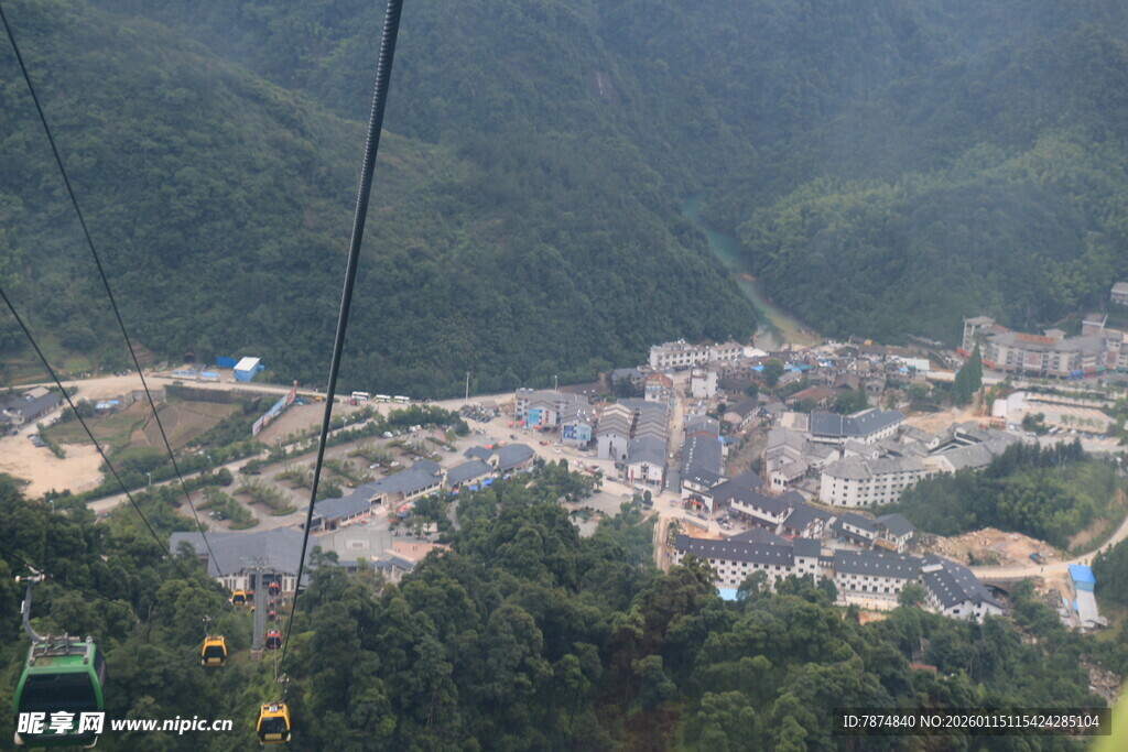俯瞰山间小镇与缆车景观