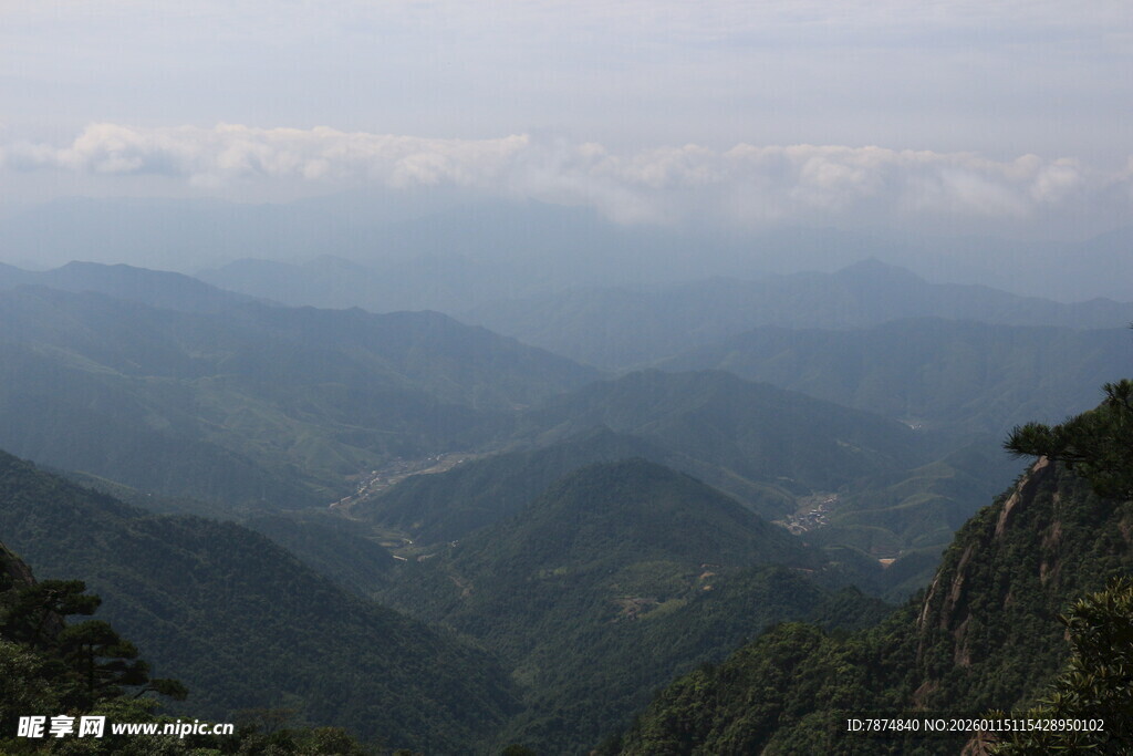 山峦叠嶂的壮阔自然景观