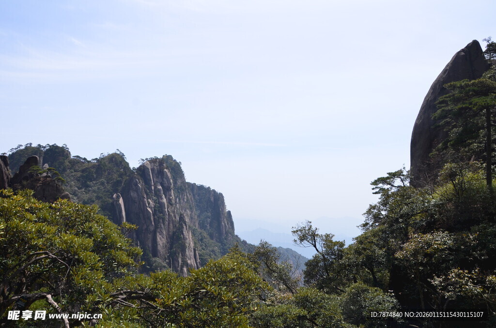 壮丽山景 绿意盎然的峰峦