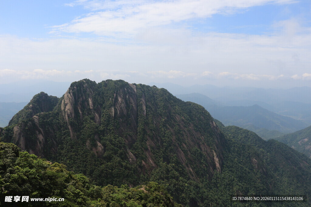 巍峨青山 云雾缭绕之景