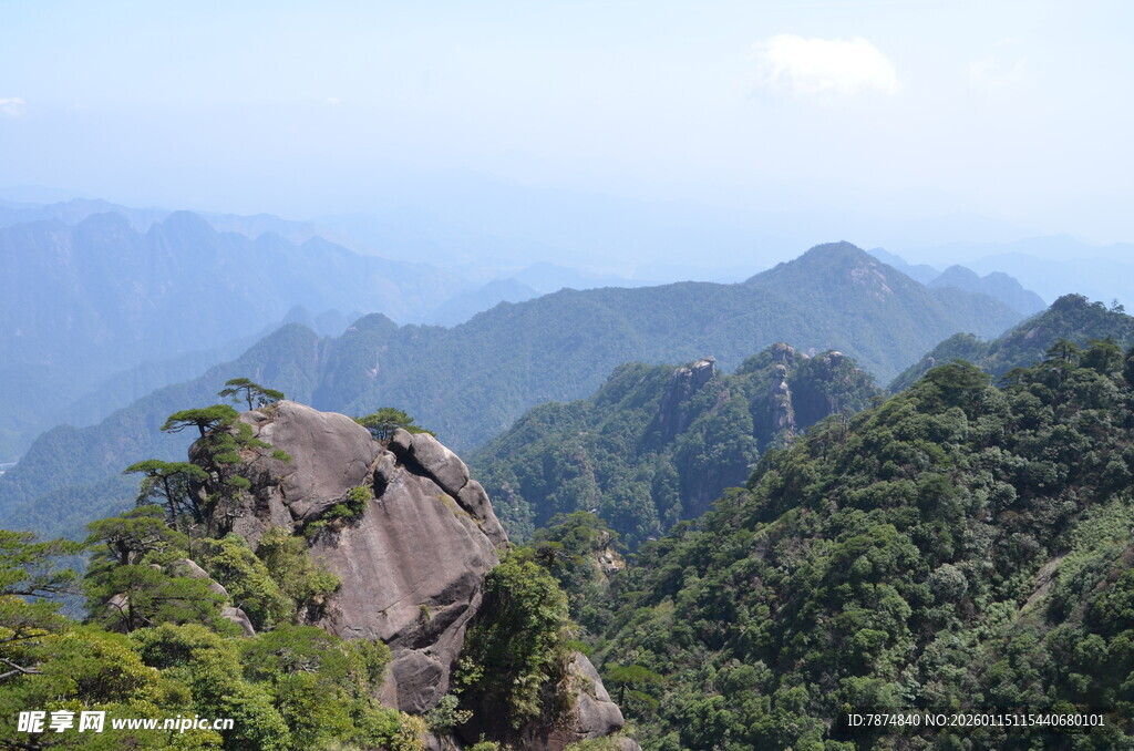 峻岭奇峰间的葱郁山林