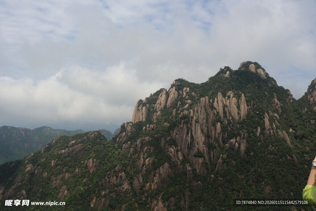 巍峨壮丽的险峻山峰