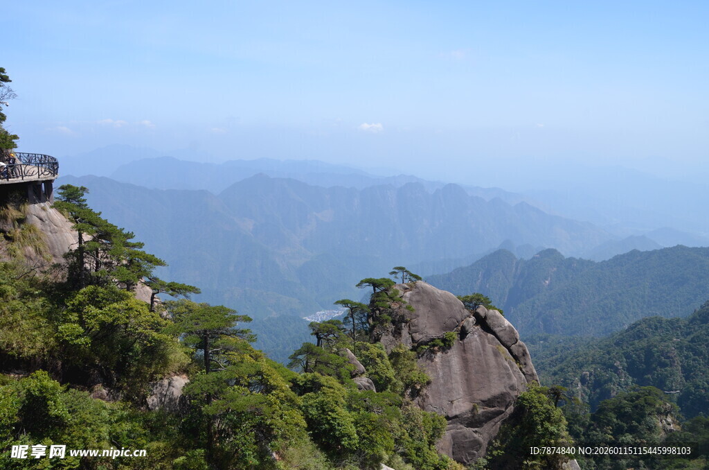 壮丽山景中的楼阁奇观