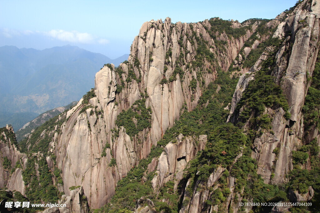 巍峨险峻的壮丽山峰景色