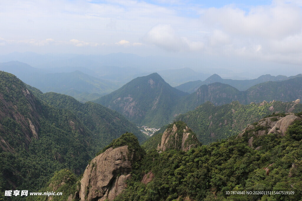 壮丽山景 山峦叠翠入云端