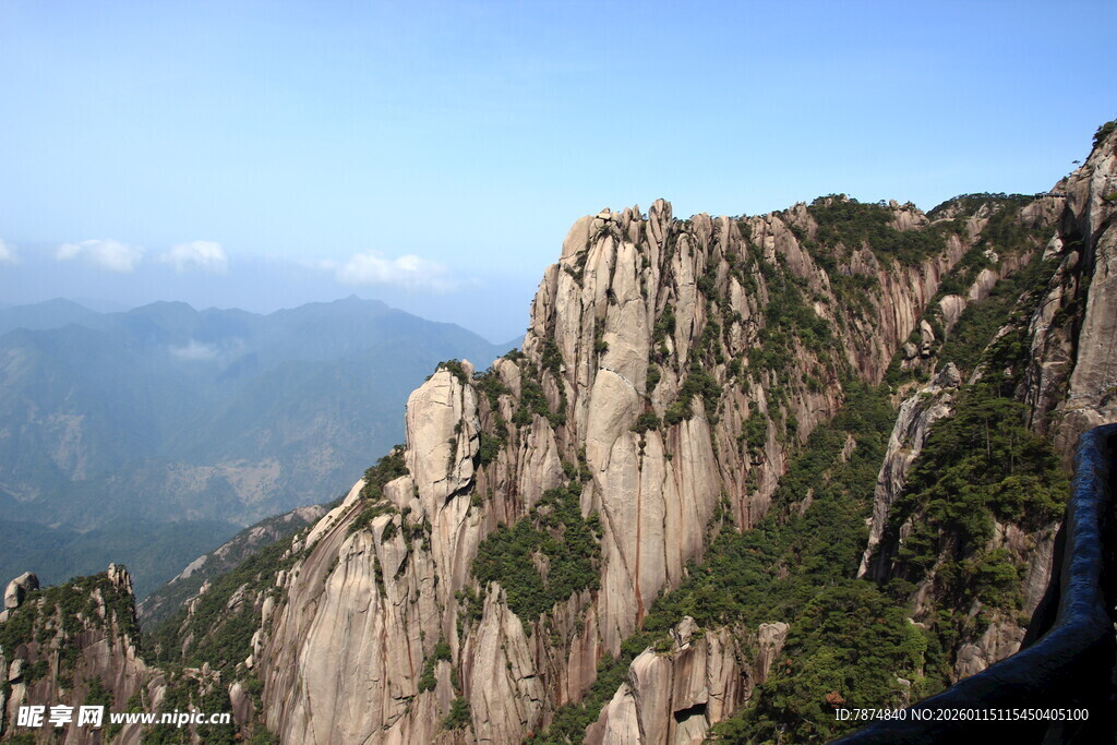 巍峨险峻的壮丽山峰景观