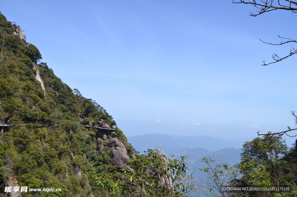 青山峻岭间的壮阔景致