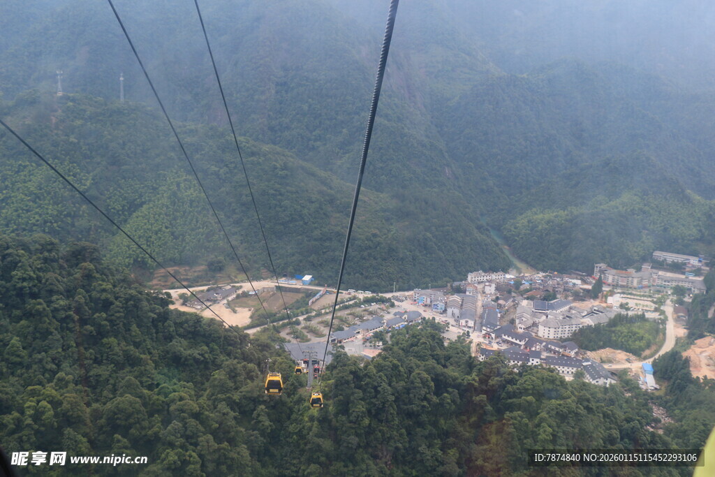 缆车视角下的山间村落