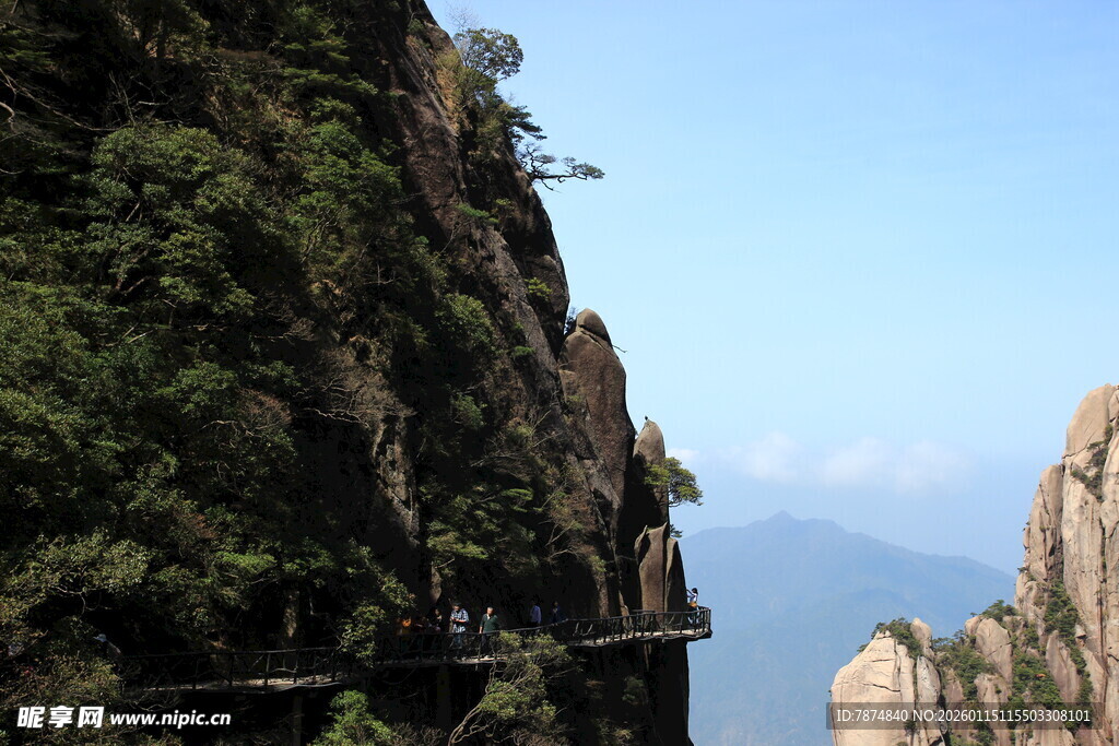 悬崖栈道 领略山间壮美风光