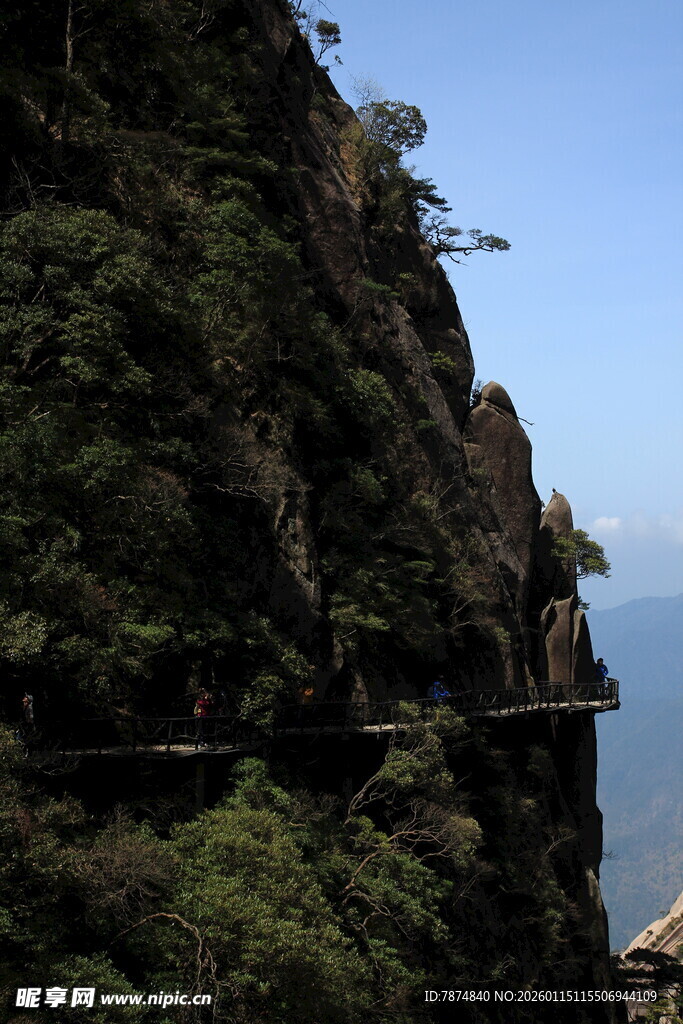 悬崖边的栈道与壮阔海景
