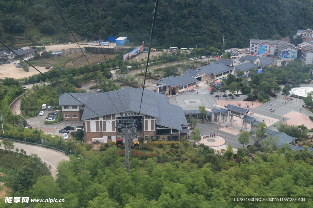 山间度假村全景俯瞰