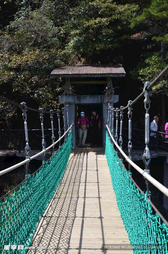 山间吊桥 行人悠然漫步