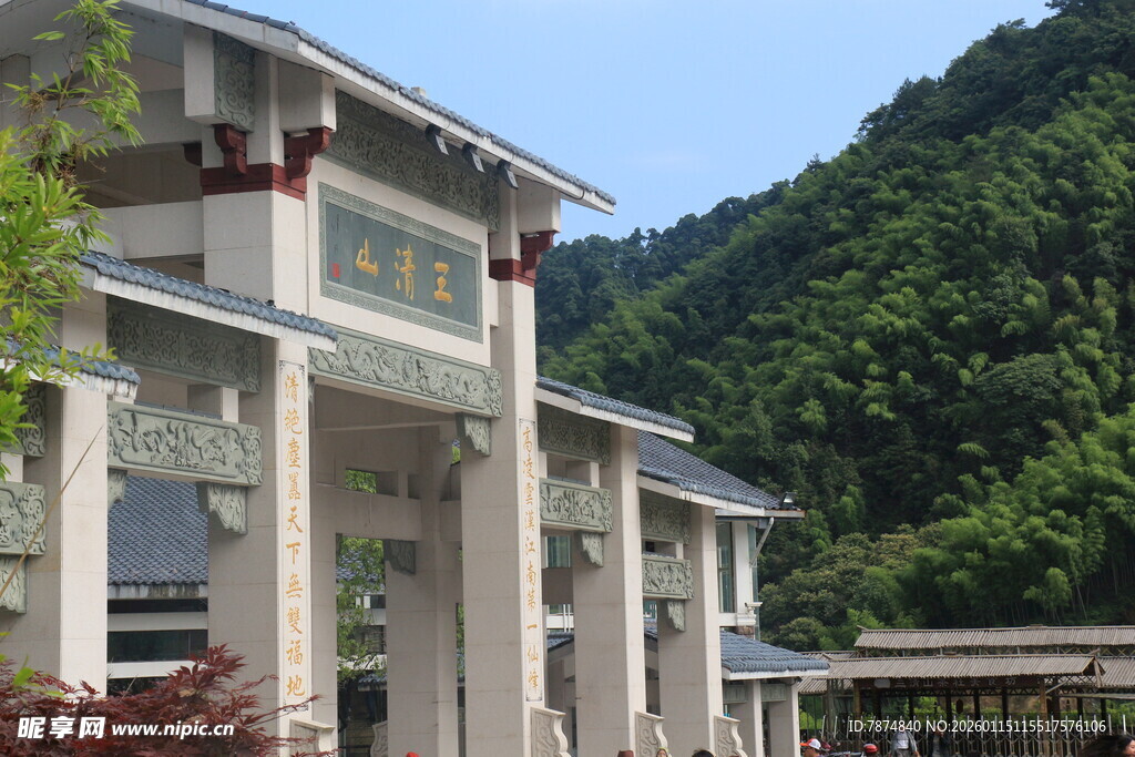 山间宏伟建筑景观