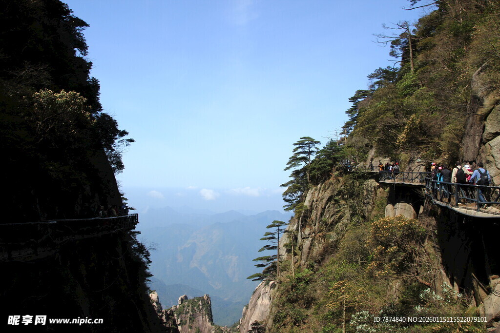 悬崖栈道上的游客风景