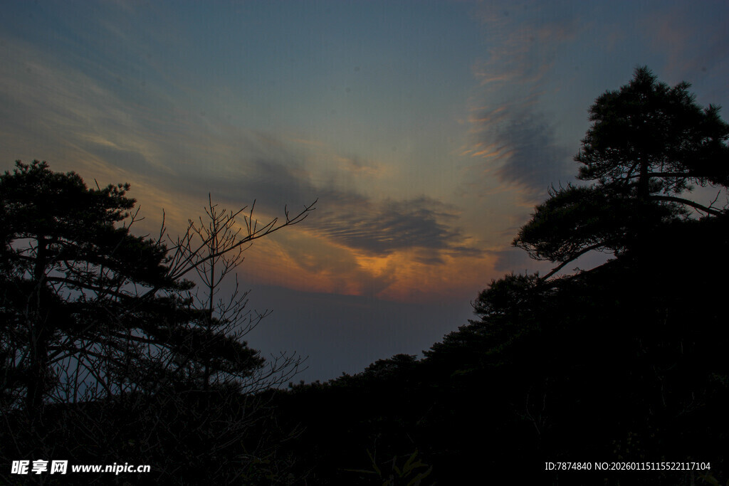 黄昏山林剪影美景