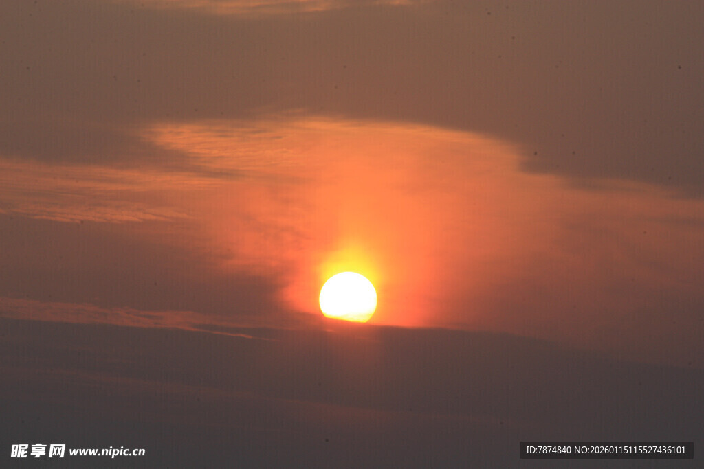日落时分的壮丽天空景象