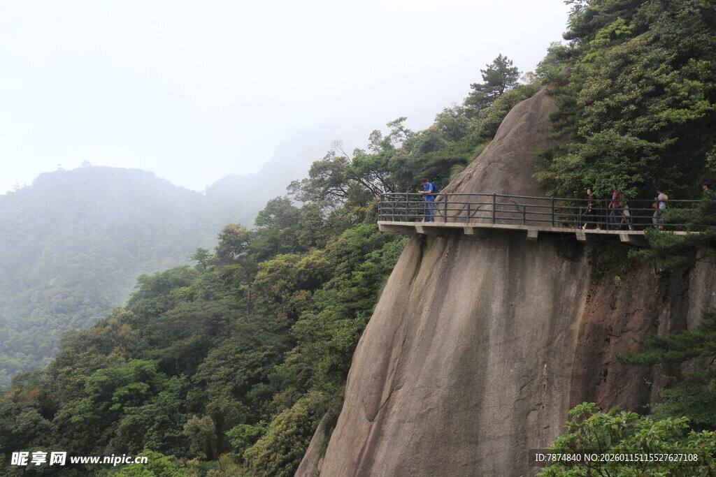 悬崖栈道蜿蜒于青山间