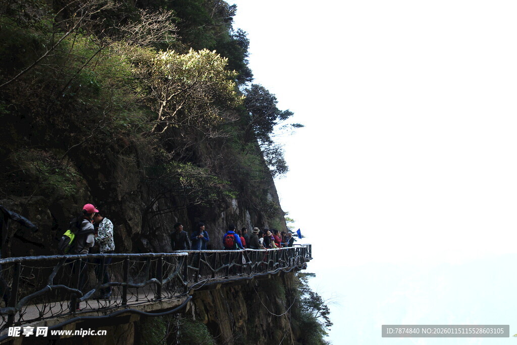 悬崖栈道上的游客景观