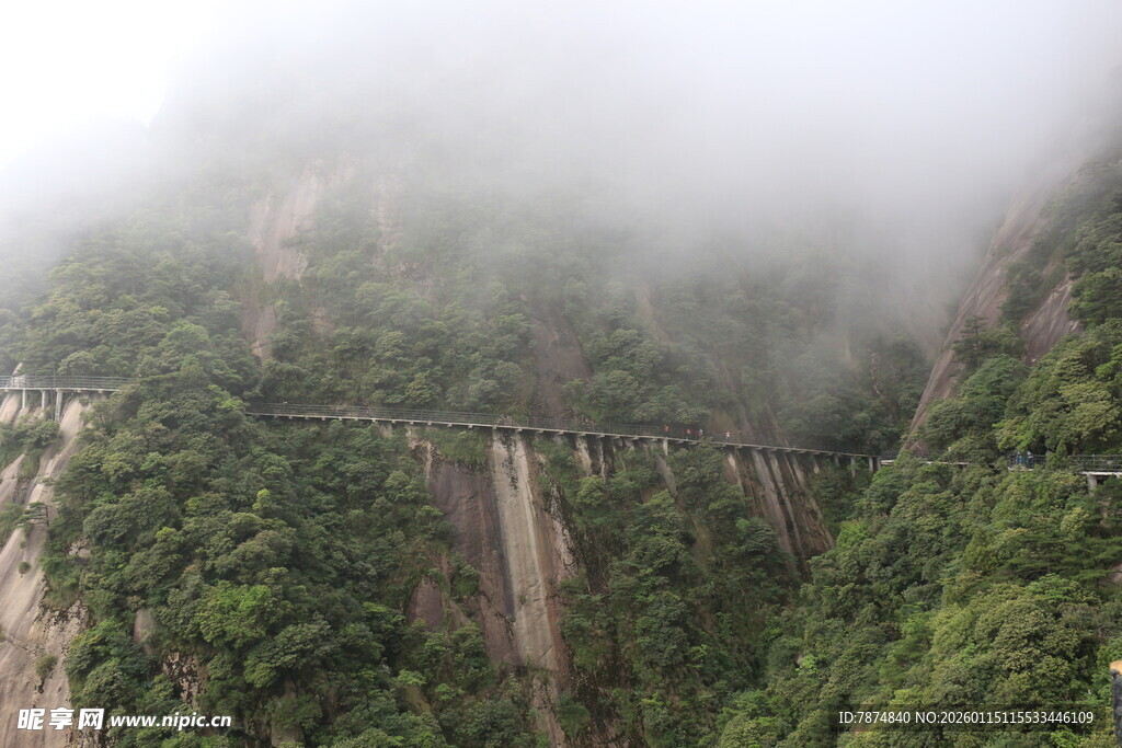 云雾缭绕的山间栈道
