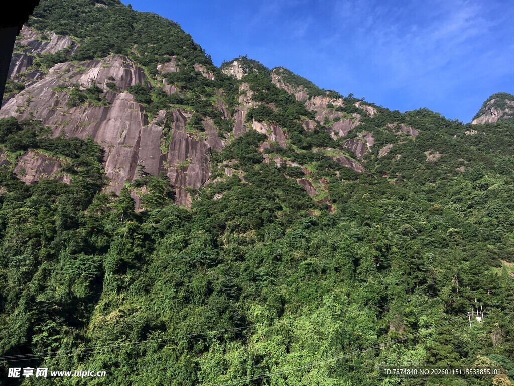 青山绿植间的秀丽山景