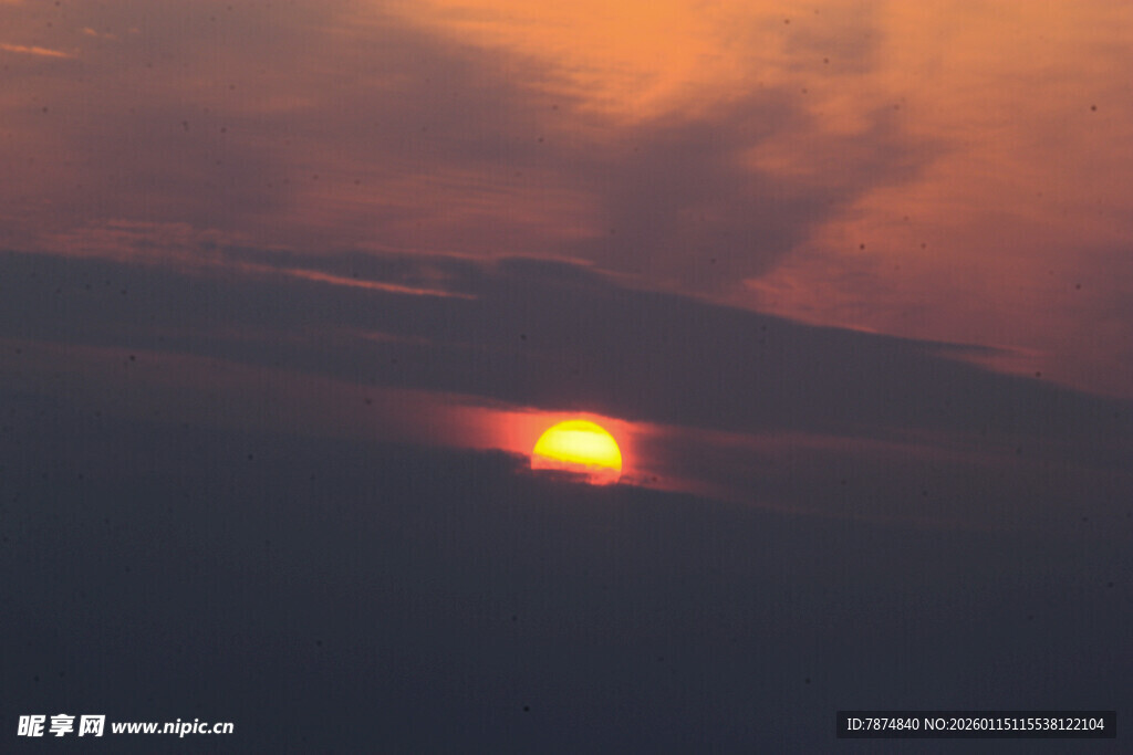 夕阳西下 天际一抹橙光