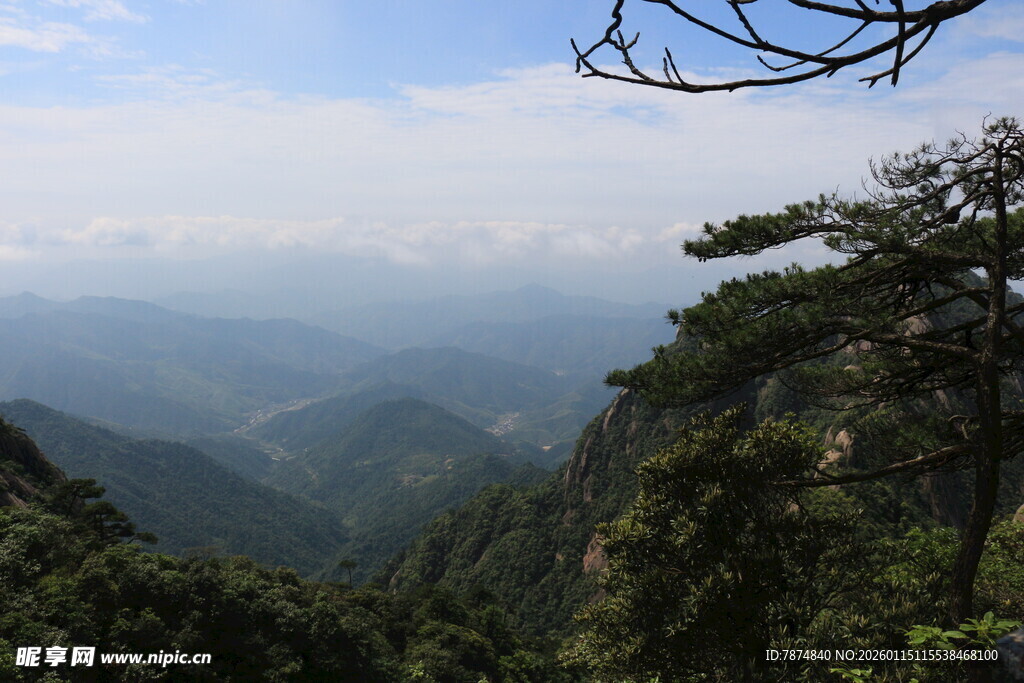 山峦间的葱郁景致