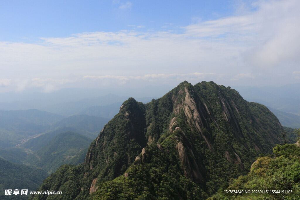 巍峨高山壮丽景致