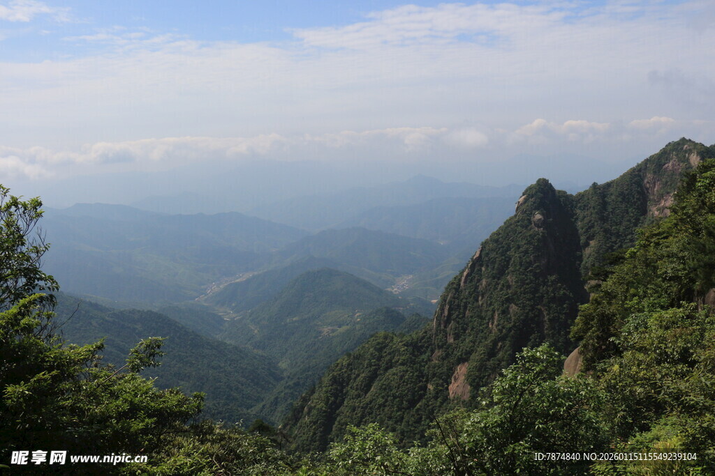 壮丽山景 云雾缭绕的峰峦