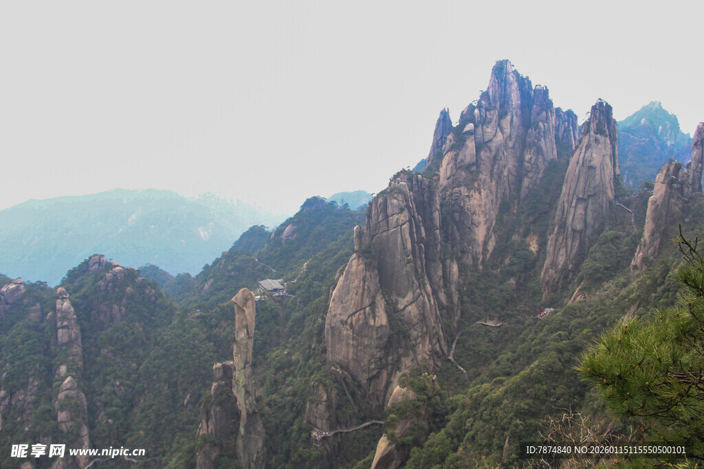 巍峨壮丽的奇峰山峦