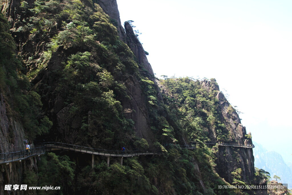 悬崖上的栈道景观