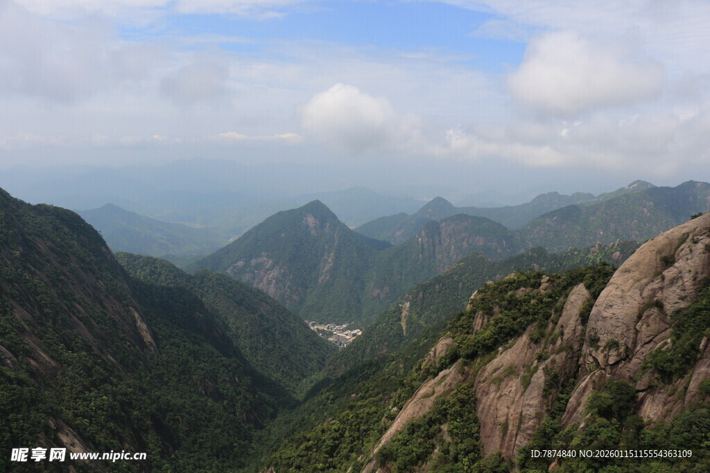 壮丽山景俯瞰图